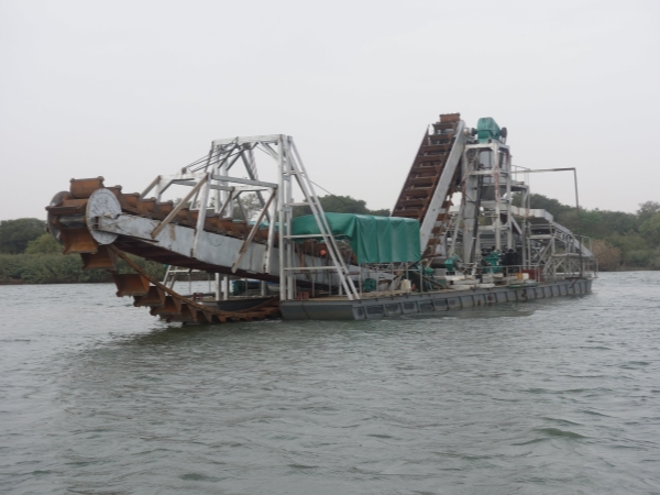 bucket gold diamond dredger in Mali_副本.jpg